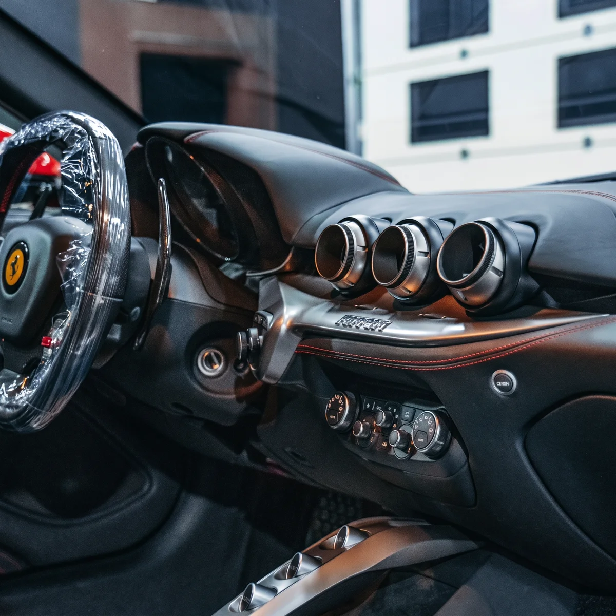 Wnętrze Ferrari zabezpieczone folią podczas prac