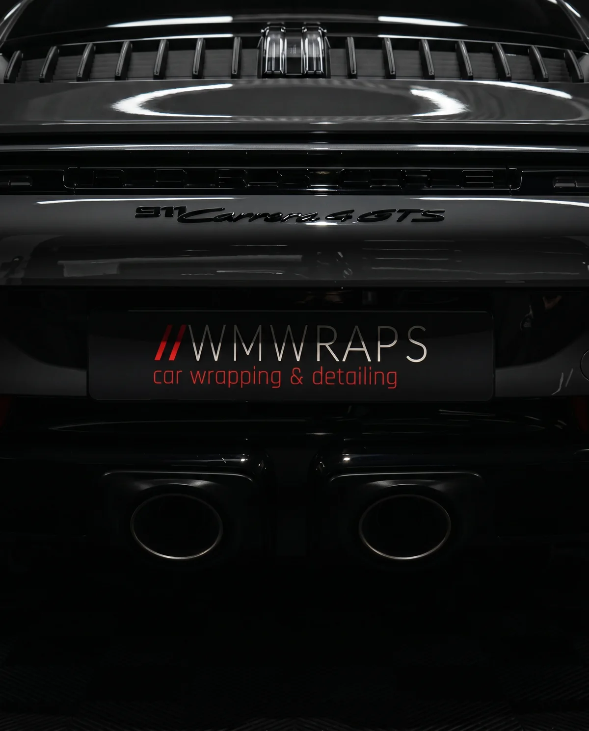 Porsche 911 Carrera GTS z tablicą WMWRAPS w studio